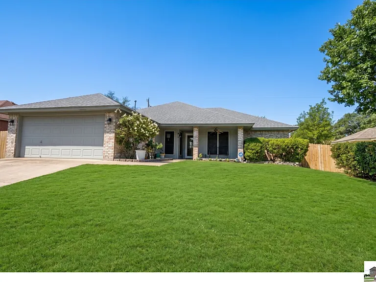 924 Northern Dancer Dr — Photo 1