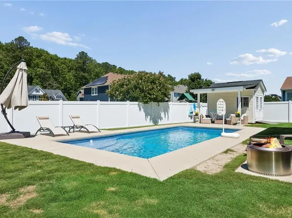 556 Wood Nymph Ln, Chesapeake, VA 23323