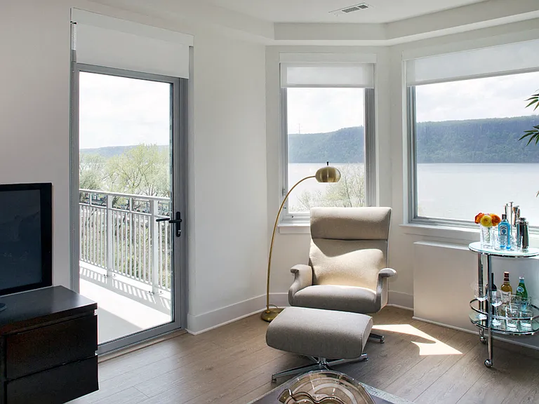 Apartment with Balcony overlooking Hudson River