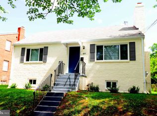 818 Hilltop Ter SE, Washington, DC