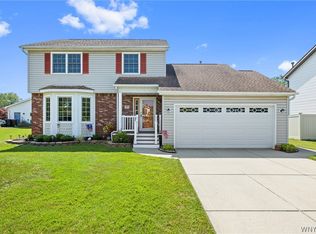 35 Signal Dr, Lancaster, NY 14086