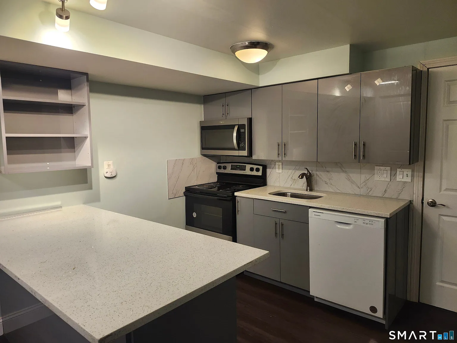 1 bed, 1.0 bath, 7469 sqft, $1,800 — Photo 3