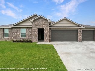 60 Stonegate Dr, Pryor, OK 74361