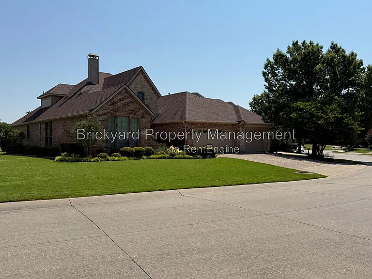 350 Pine Valley Dr — Photo 2