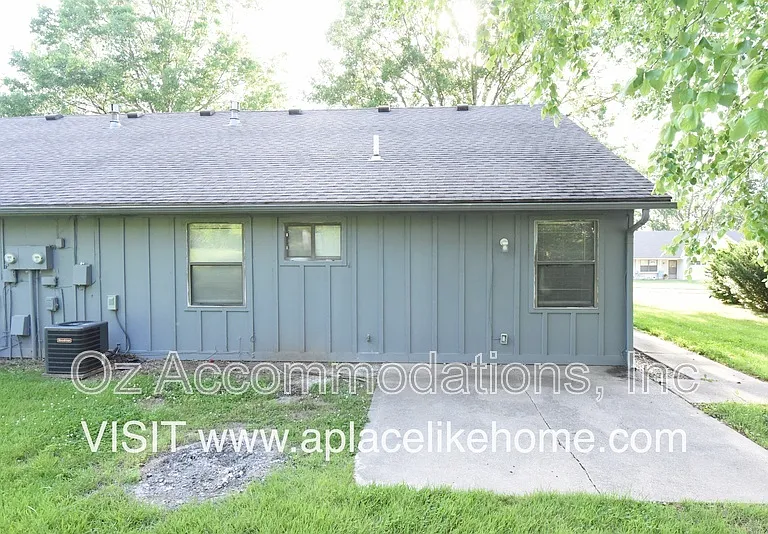 117 SE Greystone Dr — Photo 3