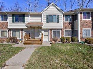 17445 Utica Oaks Ln, Roseville, MI 48066