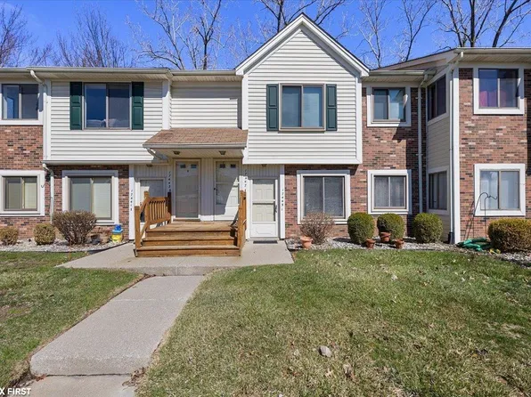 17445 Utica Oaks Ln, Roseville, MI 48066