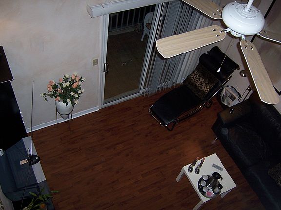 living area w. 20' ceiling