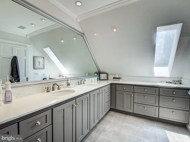3808 Cathedral Ave NW — Photo 60