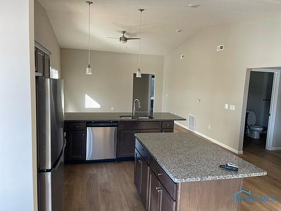 3rd image of 1501 Circle Dr