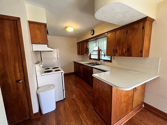 3rd image of 1141 W Main St