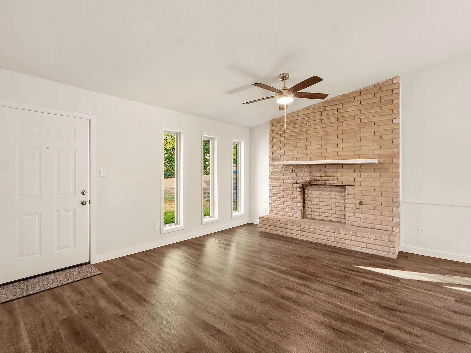3 bed, 2.0 bath, 1176 sqft, $2,500 — Photo 4