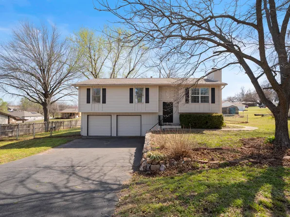 608 W 5th St, Grove, OK 74344