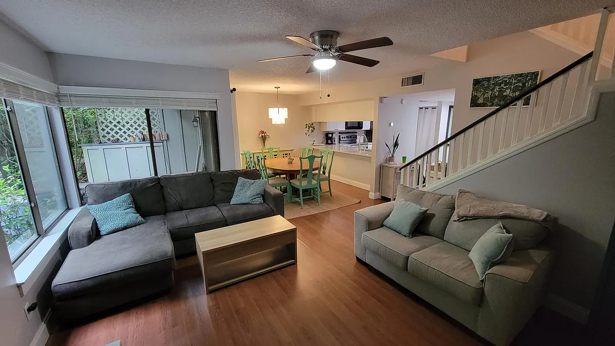Living and dining room. - 4468 Vienna Woods Way