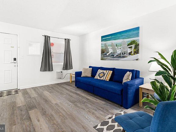 3rd image of 507 NW Robin Dr #302
