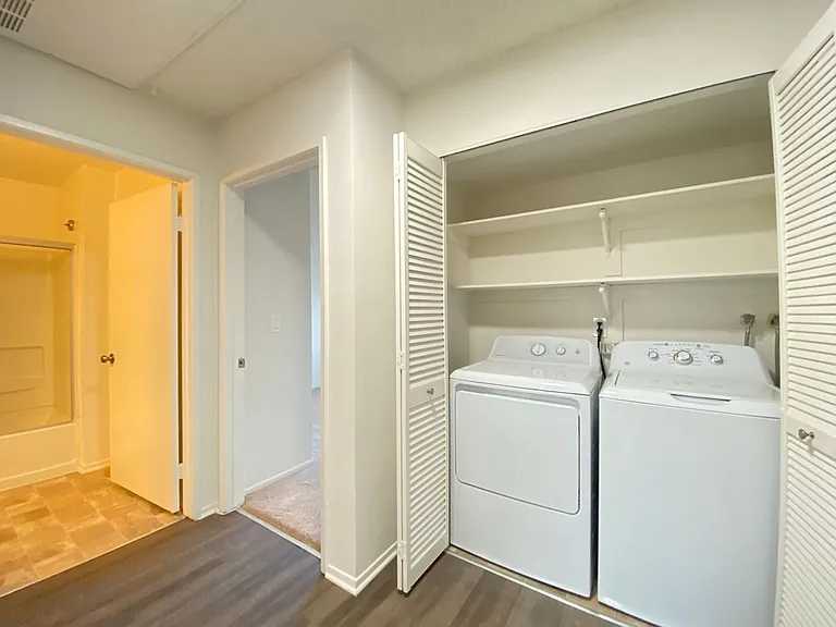 Farmdale Court Apartments — Photo 29