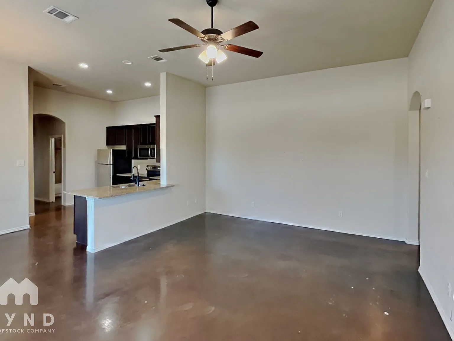 3 bed, 2.0 bath, 2744 sqft, $1,400 — Photo 3