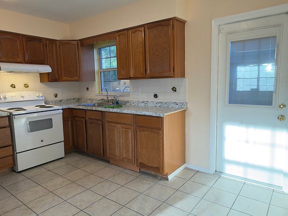2nd image of 506 Holt Cir