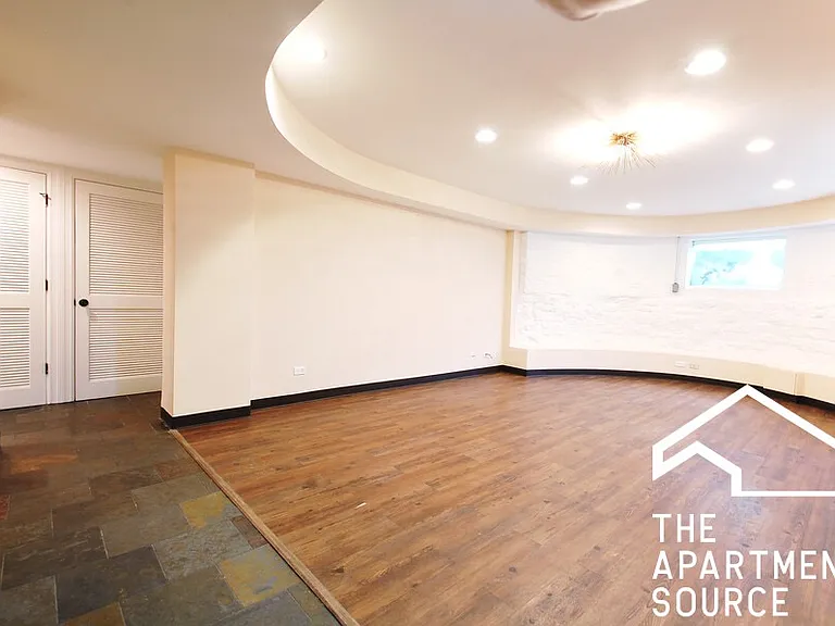 1352 N La Salle Dr — Photo 1