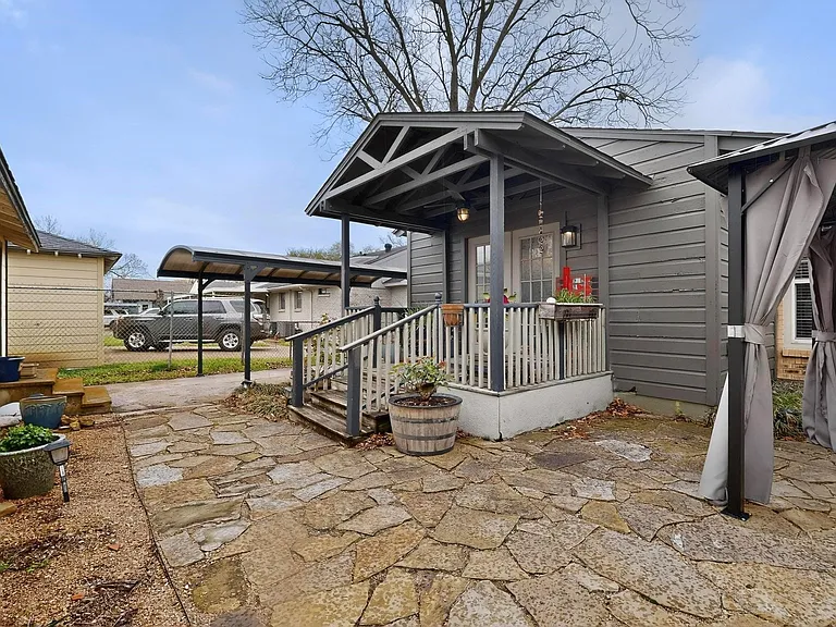 Entrance to Unit 1707 featuring a patio and a welcoming covered back porch.
