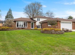 910 Walnut Dr, Darien, IL