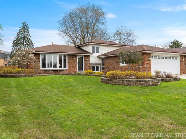 910 Walnut Dr, Darien, IL 60561