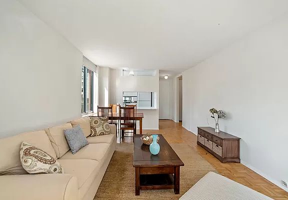 4th image of 250 W 89th St APT 10B