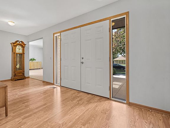 5th image of 889 Brewster Ln
