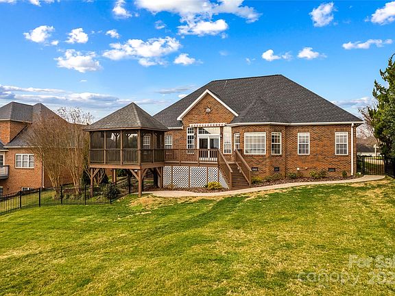 4th image of 149 Fox Den Cir #63