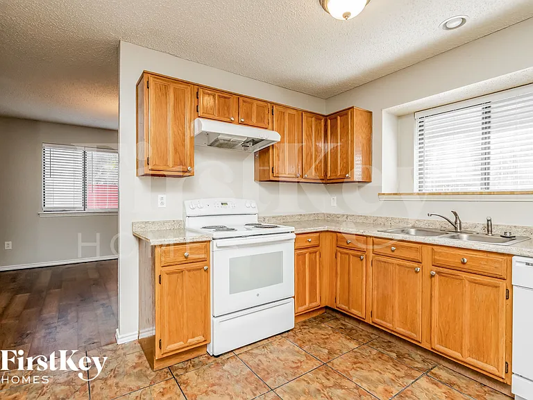 2661 Claremont Dr — Photo 7