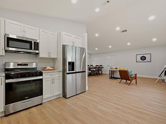 5th image of 1045 Camellia Lane