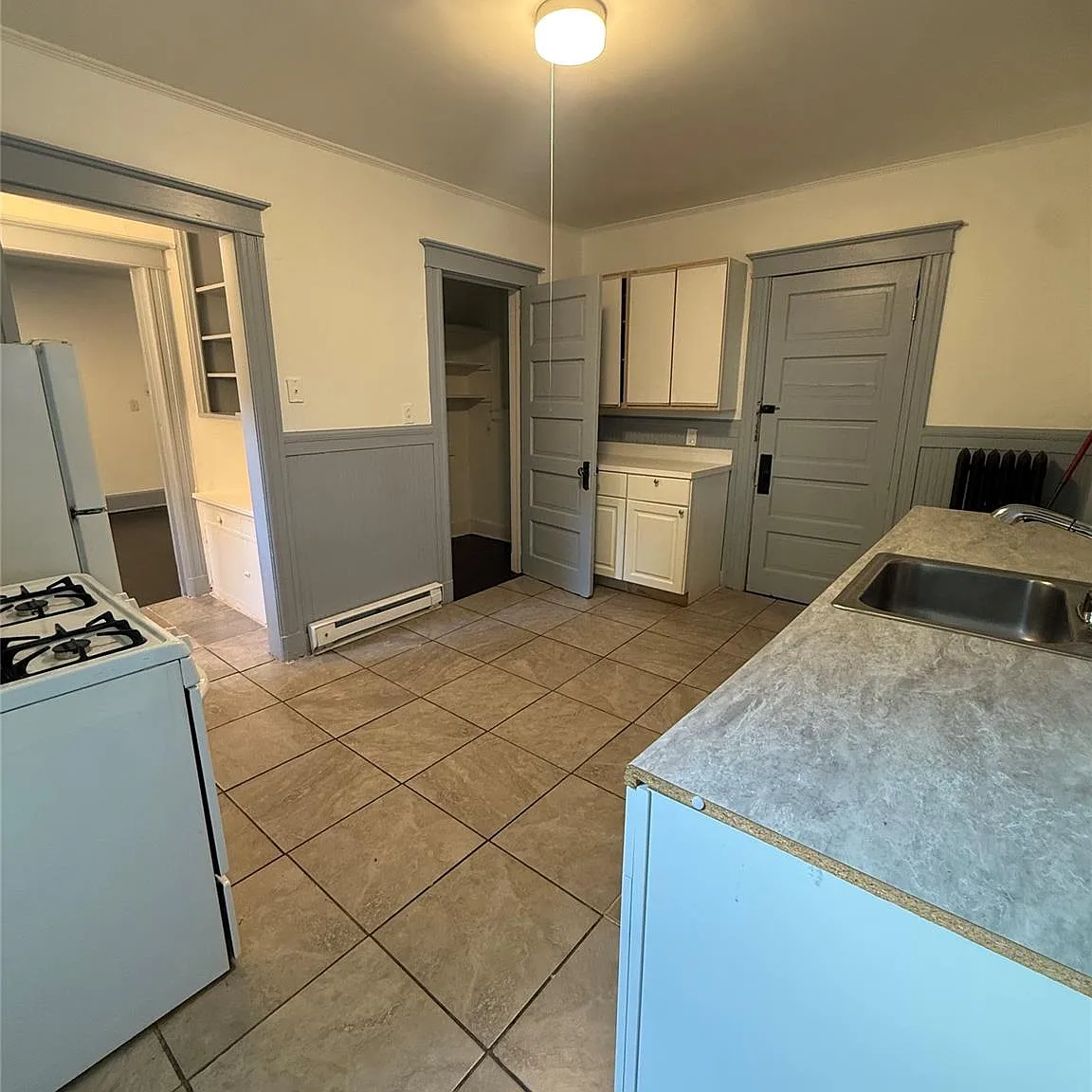 3 bed, 1.0 bath, 1092 sqft, $2,450 — Photo 1