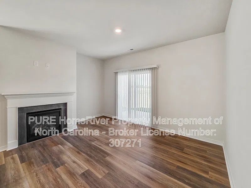 5 bed, 3.0 bath, 2368 sqft, $2,395 — Photo 2