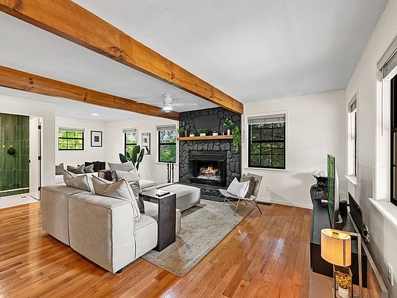 17th image of 100 Lakeview Dr
