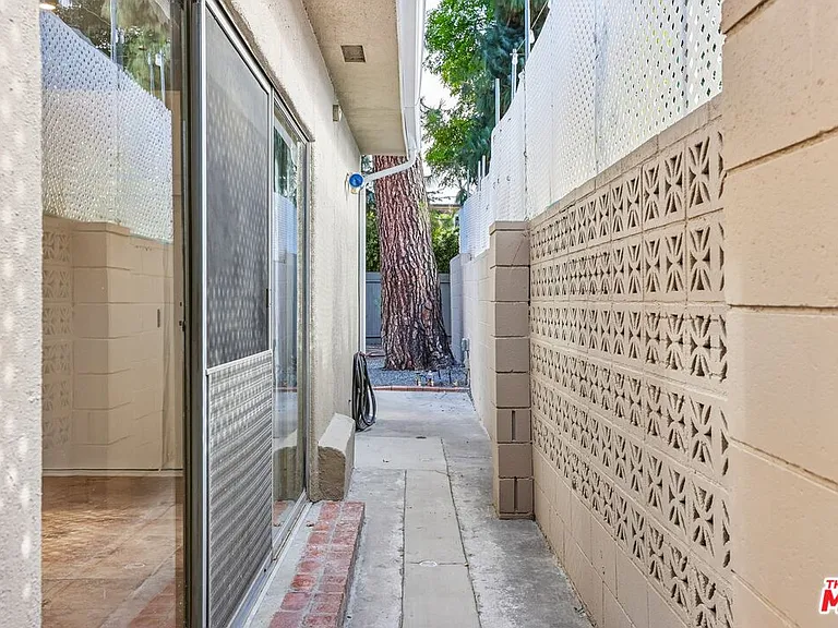 6727 1/2 Orion Ave — Photo 23
