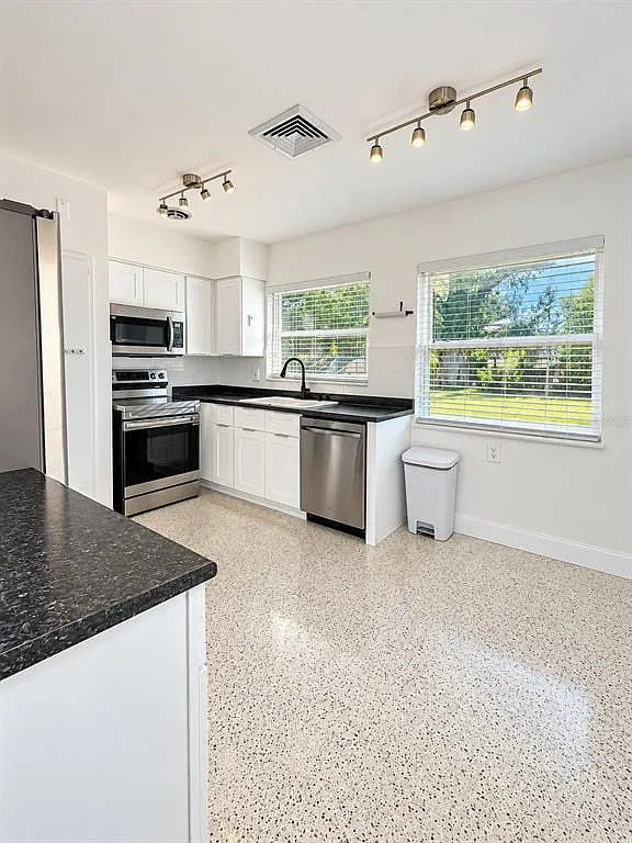 2 bed, 2.0 bath, 1090 sqft, $2,300 — Photo 2