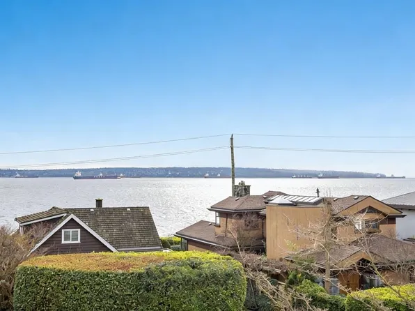 2333 Bellevue Ave, West Vancouver, BC V7V 1C9