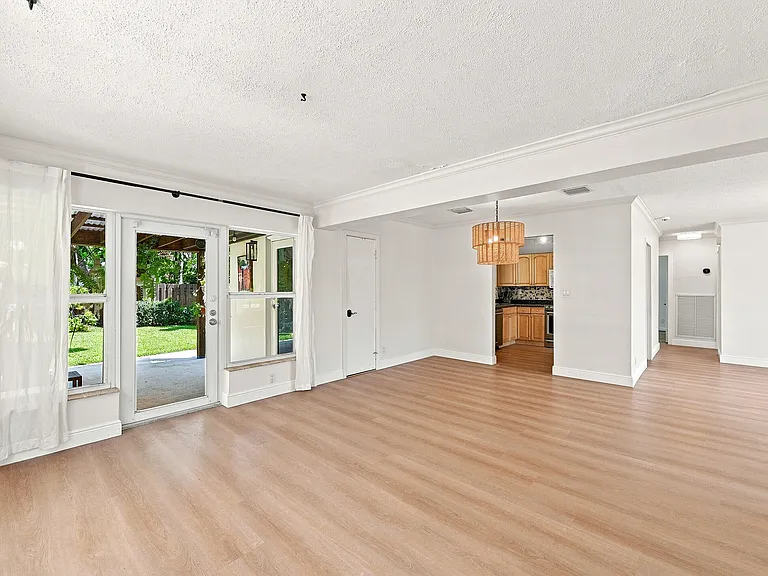 351 SW 13th St — Photo 9