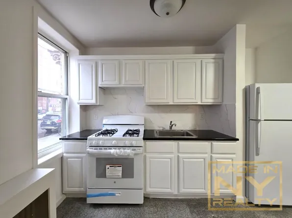 36-20 Parsons Boulevard image 1 of 6