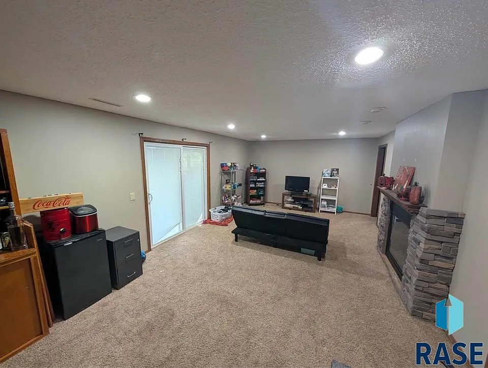 4 bed, 1953 sqft, $2,400 — Photo 3