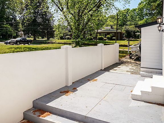 5th image of 409 S Dogwood Ave