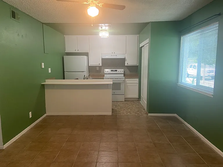 2640 Coffey Ln — Photo 2