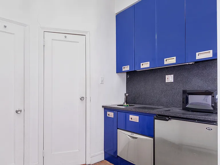 235 E 54th St #2D — Photo 5