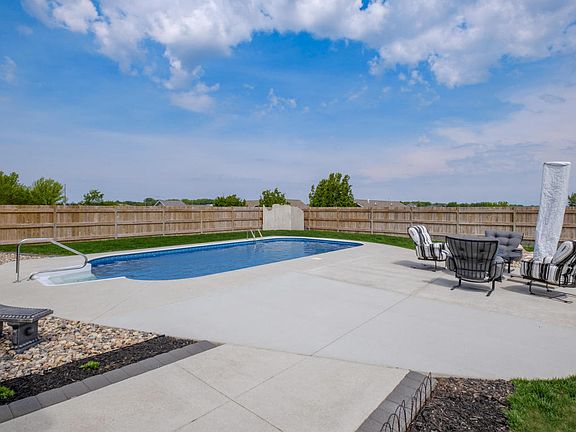 4th image of 90 Woodlyn Dr