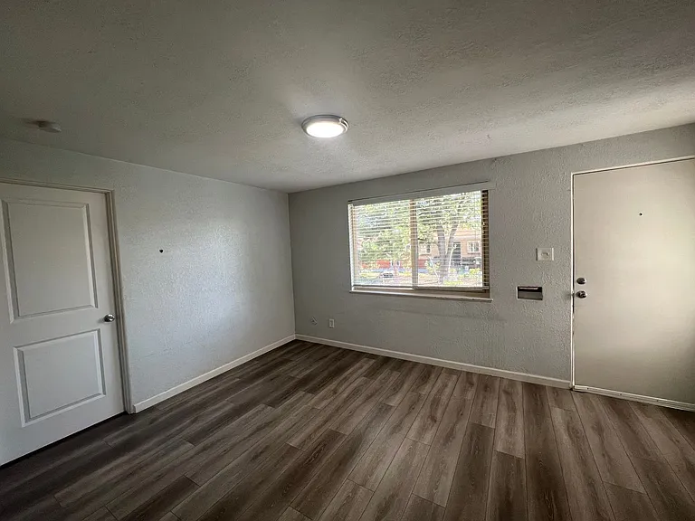 Beautifully Renovated 2 bedroom in Aurora! Right on the park and close to Stanley Marketplace! — Photo 4