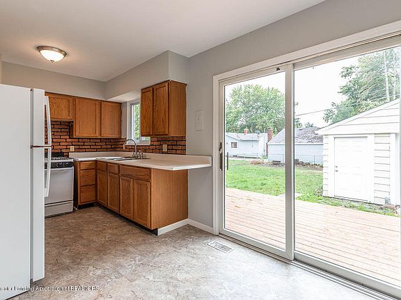 4th image of 3814 Brighton Dr