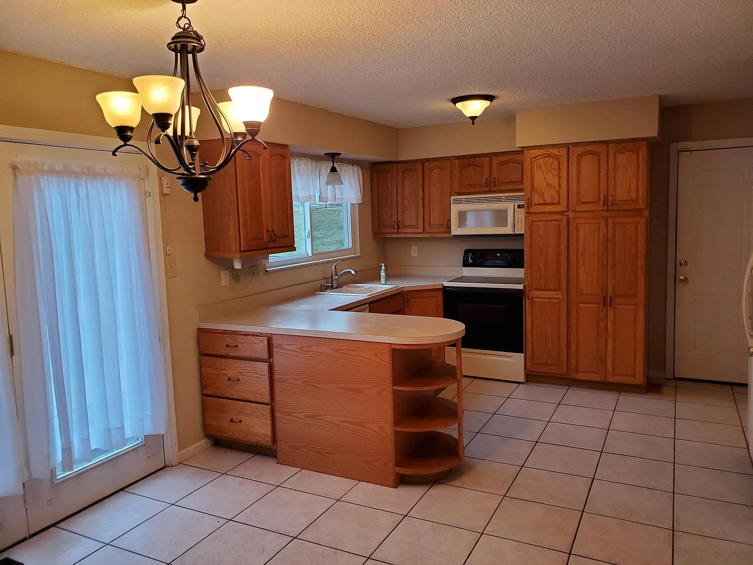 4 bed, 2.5 bath, 1768 sqft, $2,500 — Photo 4