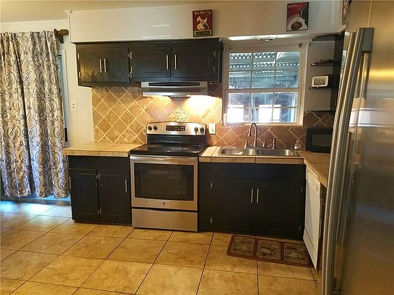 3rd image of 610 Sanders Dr