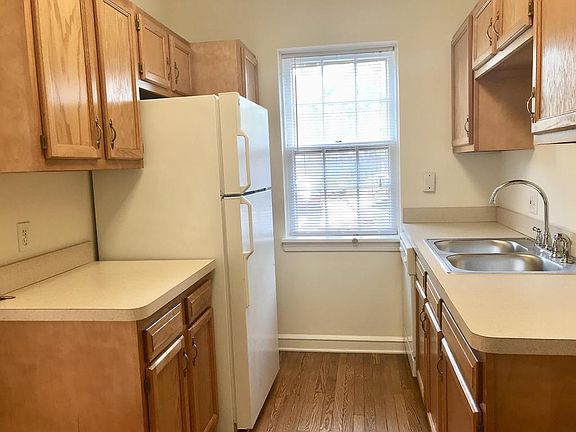 5th image of 15700 Van Aken Blvd APT 16