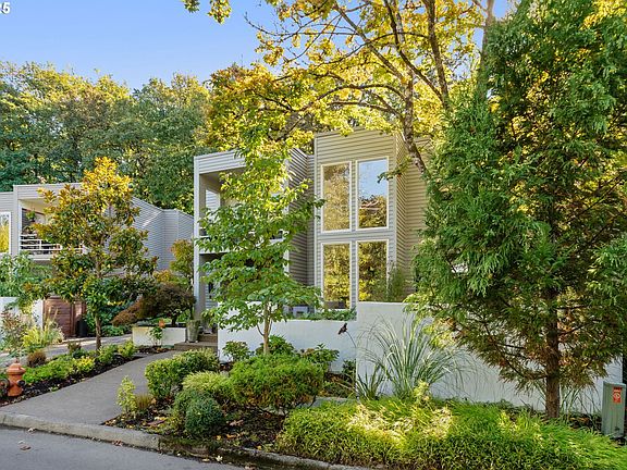 4th image of 2904 SE Berkeley Pl